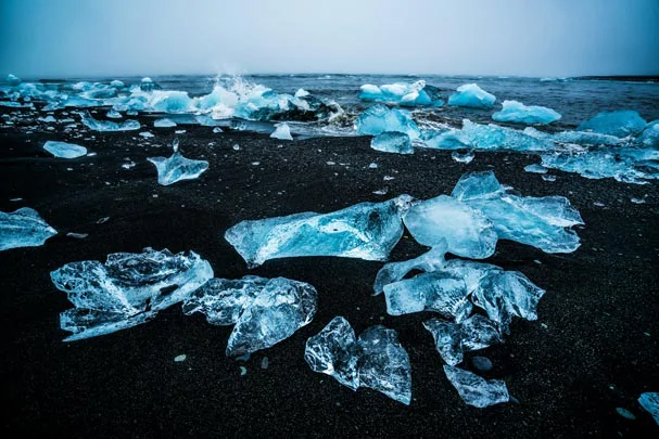 Les icebergs posés sur le sable noir de la plage de diamants