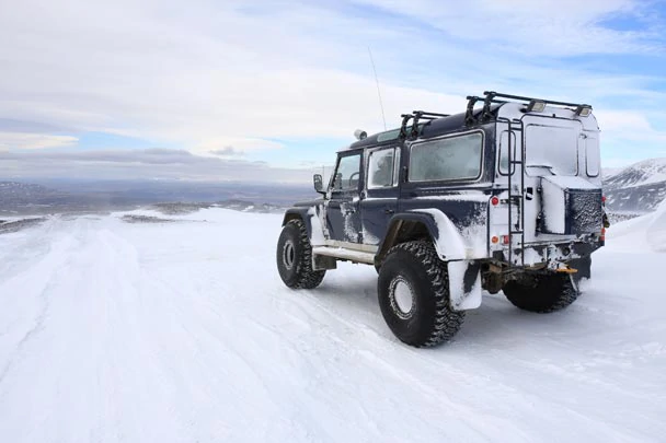 Une super-jeep sur le glacier Langjökull