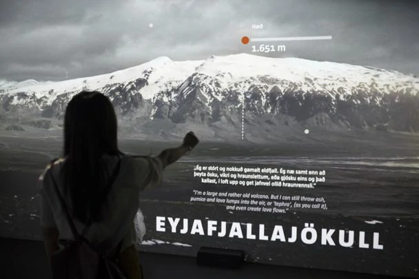 Les écrans interactifs sur les volcans au Lava Centre