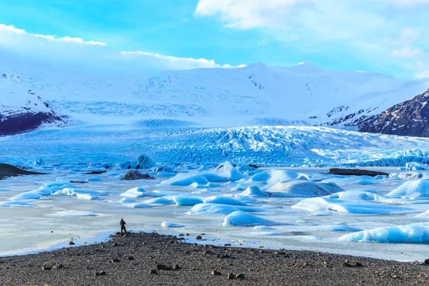 Un touriste sur le glacier Vatnajökull 