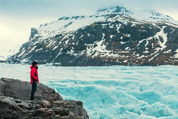 Un touriste admirant l'immensité du Vatnajökull