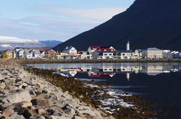 Le village côtier d'Isafjordur