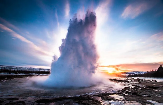 Strokkur le geyser le plus actif d'Islande à Geysir