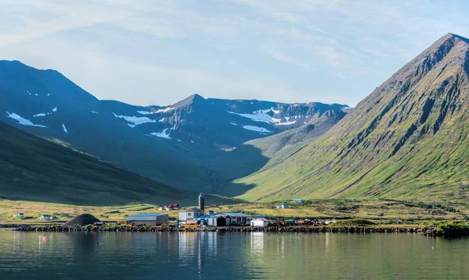 Les montagnes du fjord de Siglufjordur