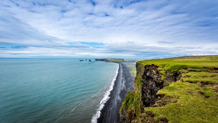 Vue sur la plage depuis les falaises de Dyrholaey en Islande
