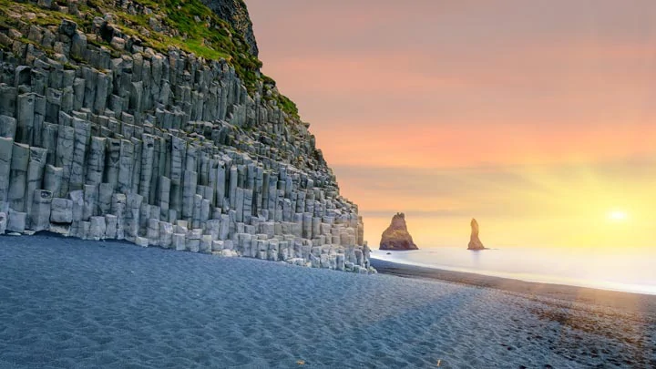 Les colonnes basaltiques de la plage de Reynisfjara