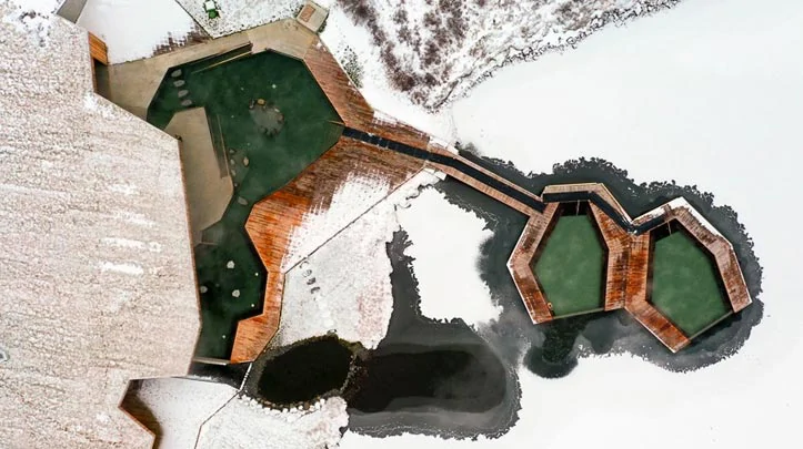 Le complexe des bains géothermiques de Vök en hiver
