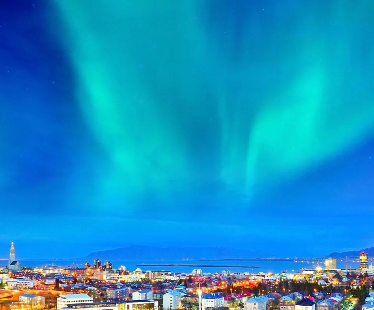 Les aurores boréales sur le centre ville  de Reykjavik