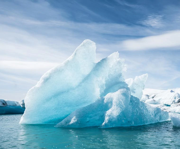 Un immense iceberg du Jokulsarlon