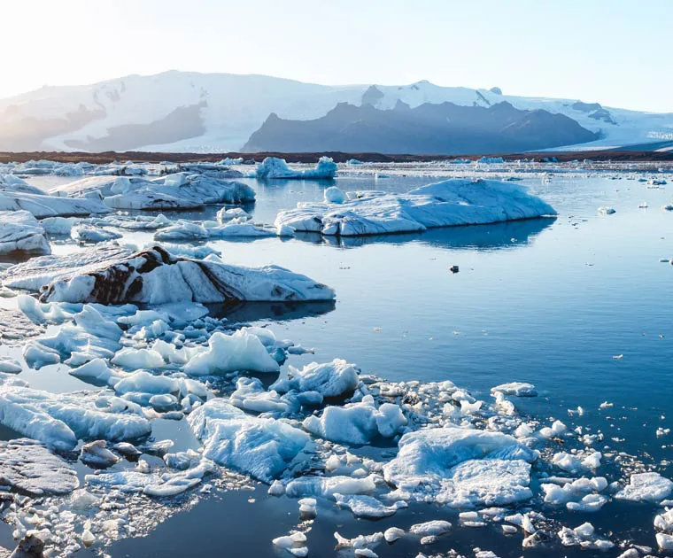 Les icebergs flottants du Jokulsarlon