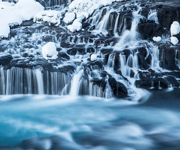 Les chutes de Hraunfossar en hiver