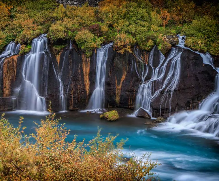 La cascade de Hraunfossar de l'Ouest islandais