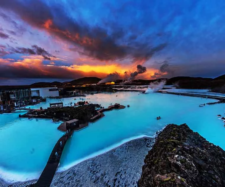 Coucher de soleil impressionnant sur le Blue Lagoon en Islande