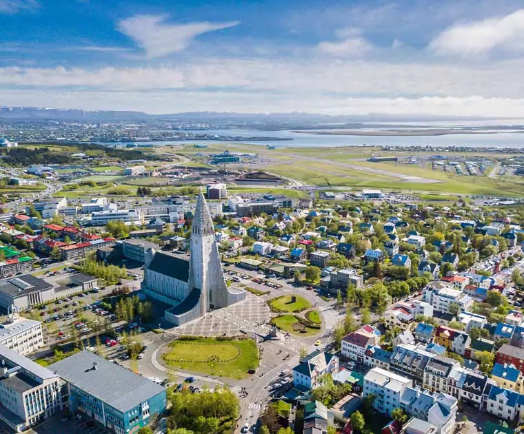 Vue aérienne de Reykjavik avec ses maisons colorées et son église