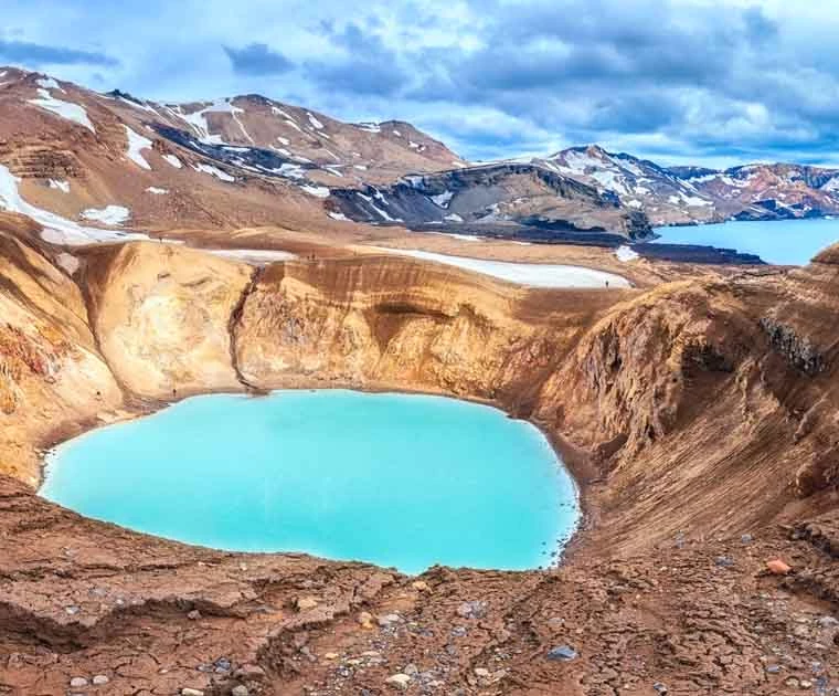 Le lac géothermique du cratère Viti dans la caldeira d'Askja en Islande
