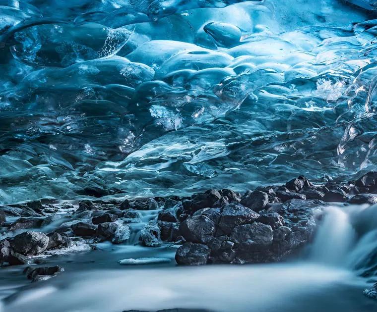 Une grotte de glace bleue du Vatnajökull