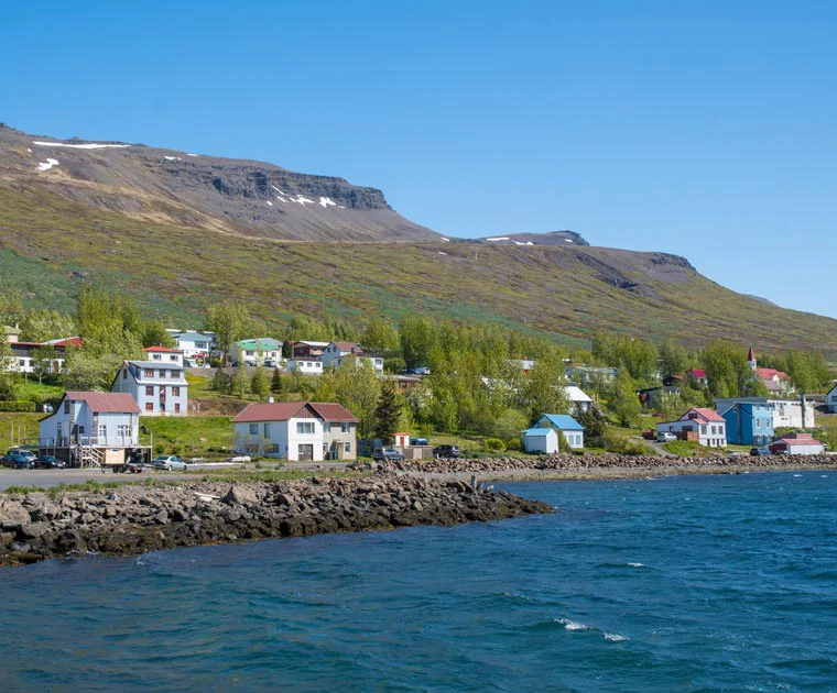 Le village de Faskrudsfjordur dans les fjords de l'Est