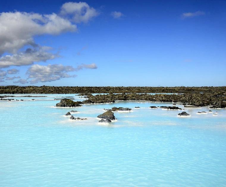 Le Blue Lagoon au milieu d'un champs de lave