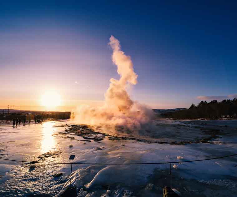 Lever de soleil sur le geyser Strokkur en Islande