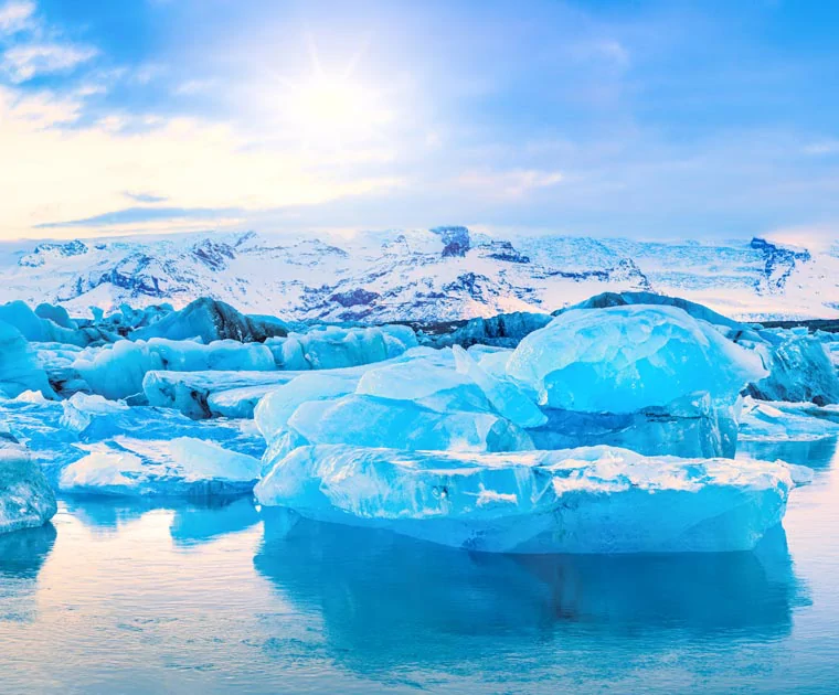 Lever de soleil sur la glace bleue du Jokulsarlon