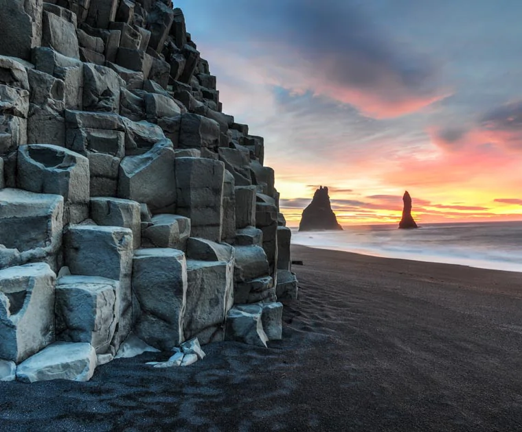 La plage de sable noir de Reynisfjara et ses colonnes basaltiques