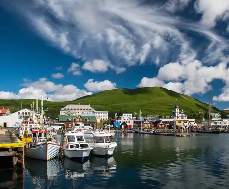 Bateaux dans le port d'Husavik en Islande