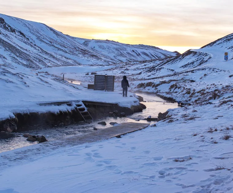 Les sources chaudes de Reykjadalur sous la neige
