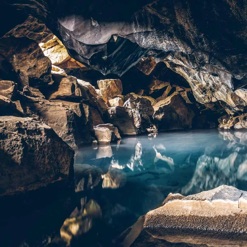 La grotte Grjotagja en Islande