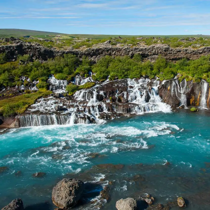 La cascade d'Hraunfossar en Islande