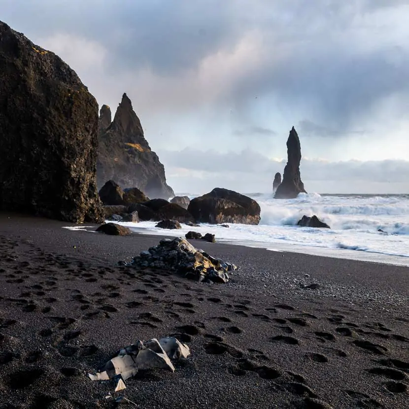 Reynisfjara plage de sable noir dans le Sud de l'Islande