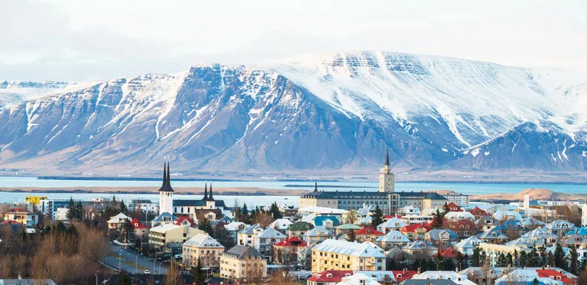 Les montagnes bordant la ville de Reykjavik